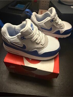 Nike Airmax one easy on in White and Blue